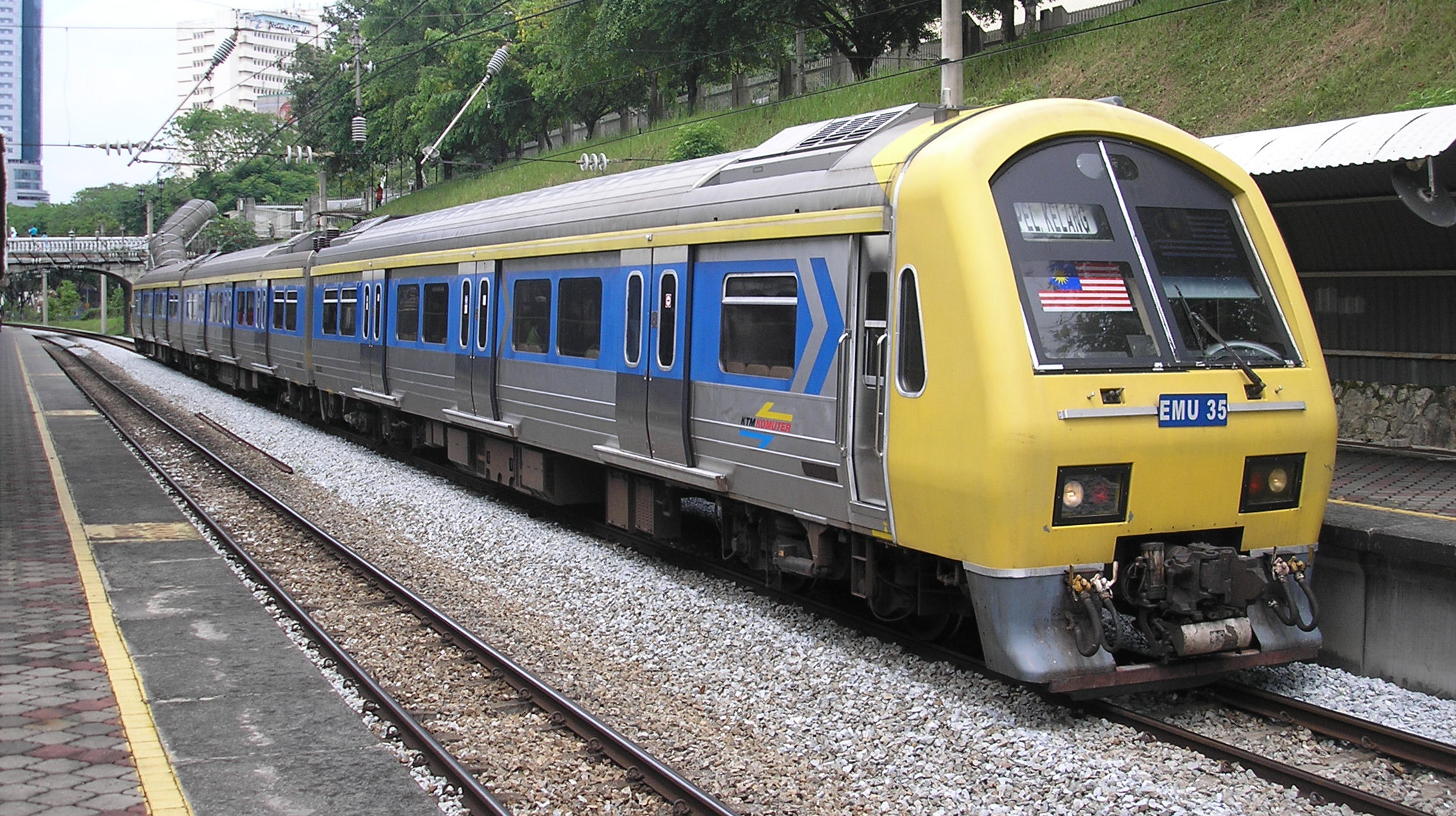 Class_83_KTM_Komuter_train,_Kuala_Lumpur.jpg